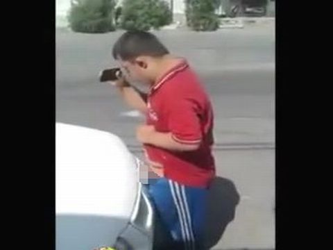 車に男性器を挿入して自慰行為をする知的障害者の男性　Downer Fucking Moms Car