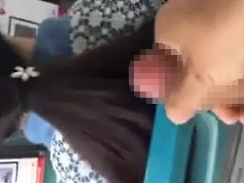 バスの車内でオナニーして女性の長い髪にザーメンをかける変態男