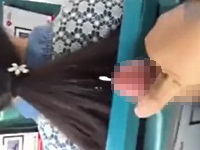 バス内でチ●コをシゴいて、女性の髪にぶっかけるマジキチ男