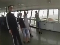 大きく揺れる船内でも余裕のある男たち