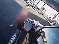 警官の隙をついて車を盗んでいく全裸の女性