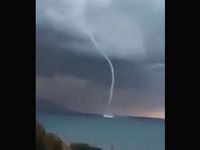 【UFO】未確認飛行物体が海から水を吸い上げている疑惑のある不思議映像がこちら...