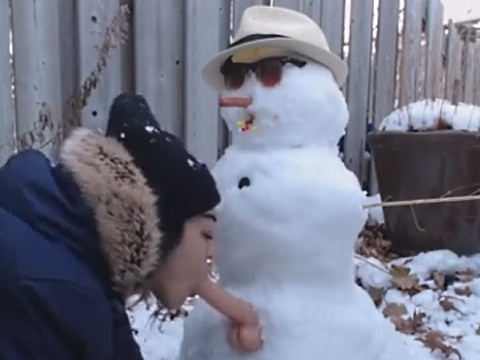 雪だるまに大人のオモチャにつけてマスターベーションを楽しむ女性