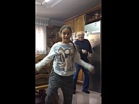 少女が踊れば爺も踊る!孫の後ろでこっそり踊る爺ちゃんが可愛い!