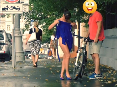 ハプニングを装って街中で露出する外国人女性