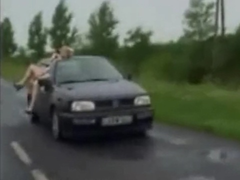 車の助手席からオシッコを排泄する変態女性