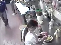 ソーセージに特別な味付けをしてお客さんに出す女性店員