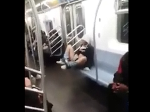 電車内でマスターベーションをしている女性を発見!