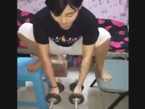 筋トレで力んだ拍子に失禁してしまう中国人娘 New Workout Makes A Girl Pee Herself