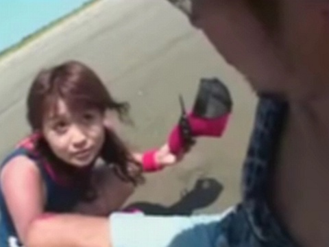 痴女なライフセーバーがサーファー男を車の中で逆レイプ