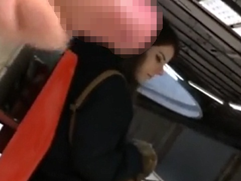 地下鉄で女性を見ながらオナニーをするマジキチな男性