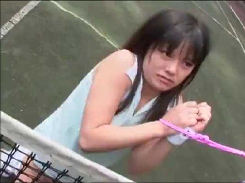 テニス部員の少女がコートでレイプされておっぱいにドッピュリ