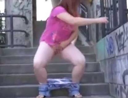 野外露出プレイで放尿中にバッグを盗まれてしまったマヌケな外人女性 Level 99 Purse Stealing Skills