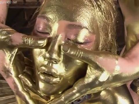 黒ギャル女優のAIKAが金粉奴隷になって全身ゴールドのウェット&メッシーファック