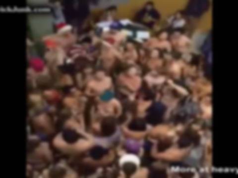 学校内をストリーキングして騒ぐ男女の集団 Naked School Run