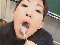 女子校生がザーメンで歯磨きするよ！