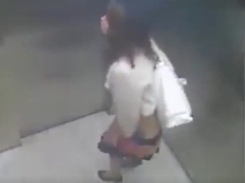 エレベーターの監視カメラが捉えた便意をガマンできなかった女性の映像がコチラ