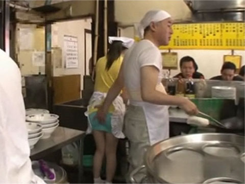 ラーメン屋のミニスカ女店員が仕事中に店長からセクハラされまくる