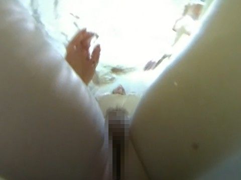水中から間近で見るオナニー