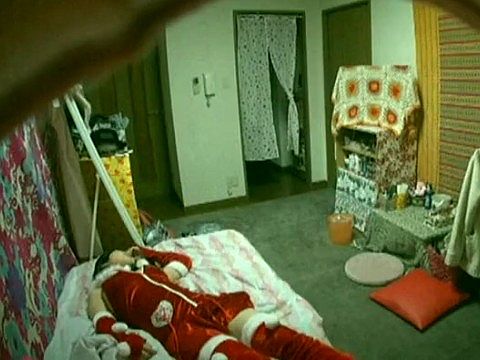 サンタのコスチュームを着て寝てしまった女の子