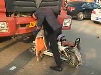 トラックに何度も頭突きする体張りすぎな当たり屋のオジサン