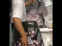 目がしみない!?完全な防御で玉ねぎをスライスする男性