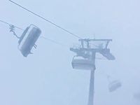 猛吹雪のスキー場で人が乗っているロープリフトが揺れまくる映像が恐ろしい...