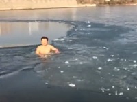 氷の下を泳いで息がもたず溺れかける男性