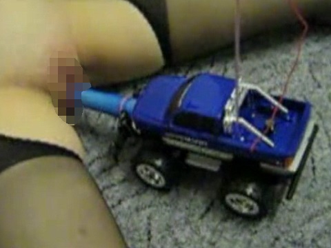 RCカーを使って肥満女を責める