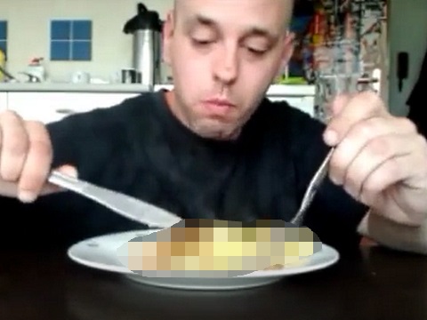 じゃがいもにクソをのせて食うマジキチ男