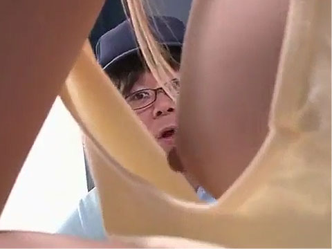 配達にきたらお姉さんがノーブラでしかも乳首がめっちゃチラ見えしてるｗｗ