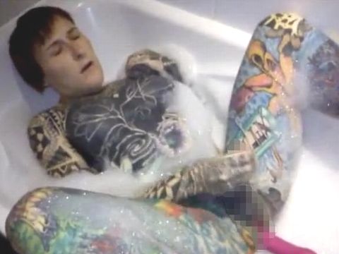 全身タトゥーの外国人両性具有者がお風呂でオナニー Hermaphrodite Tub Vibrator Fun