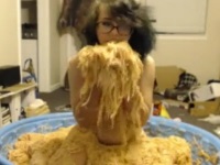 大きな洗い桶でパスタまみれになるメガネお姉さん