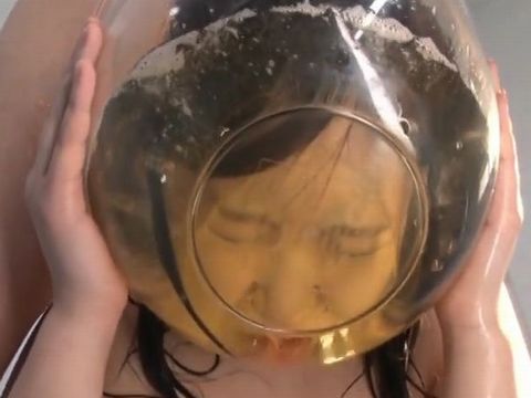 数十人の男たちのガチ小便をガブ飲みしてセックス中も全身にオシッコをぶっかけられるM女 浅田結梨