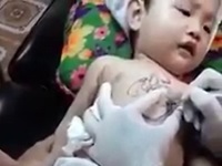 小さなカラダにタトゥーを彫られてしまう赤ちゃん