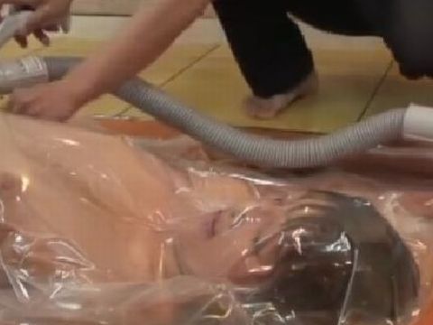 バキュームベッドで苦しみもがく女が失禁しながら窒息 Girl Near Death In Vac Bag