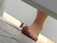【裸足の少女】ロリマ●コの放尿を体育館トイレで盗撮