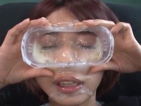 大量顔射ぶっかけプレイで顔面をザーメン漬けにされるAV女優 紗藤まゆ