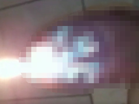 鈴口に蝋燭を入れ熱さで悦に浸る変態男