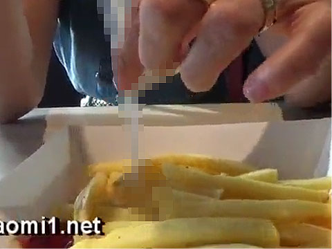 フライドポテトに絞りたてコンドームザーメンのトッピングつけてパクッ