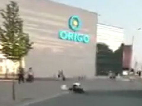 ラトビア共和国のホモカップルが駅前広場で露出フェラチオ