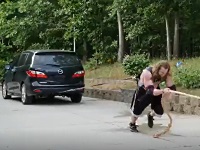 洗車と筋肉トレーニングを同時にこなす方法を思いついた屈強な男