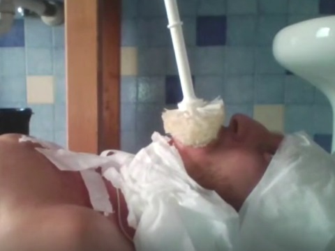 トイレブラシを咥えてチンコをシゴくマニアックなM男