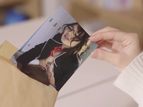 母親の淫行写真で脅迫されるJK