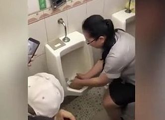 トイレの清潔さをアピールするために便器でおにぎりを作って食べる中国企業がマジキチ！