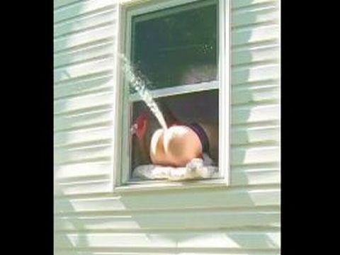 窓からケツを丸出しにして庭に浣腸された水をばらまく外人のゲイ