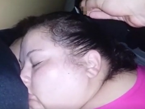熟睡中の妻に排便する夫