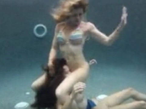 溺れた妹にレズを仕掛けるお姉ちゃん