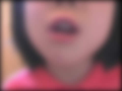 ロリの小さな口に精液を注入