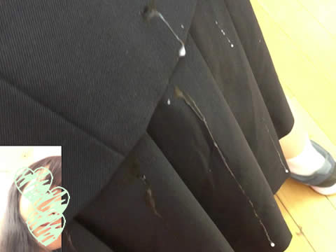 本屋で女子校生の黒髪にザーメンぶっかけ